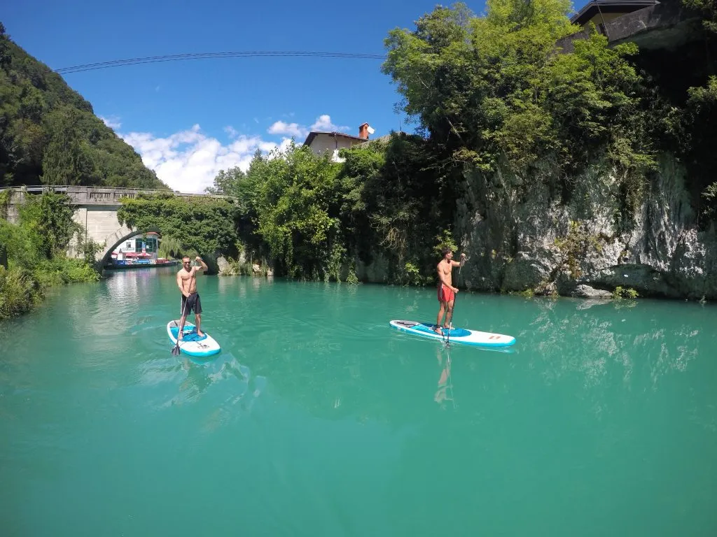 Practica paddleboarding en las aguas esmeralda de Soča